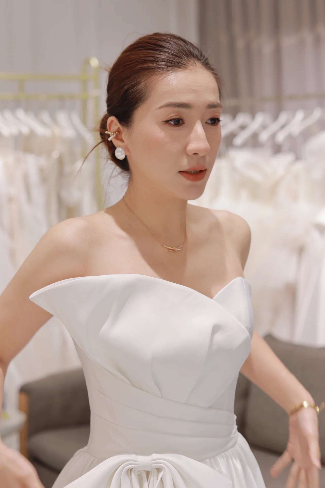 自然新娘妆面,搭配低盘发与白色礼服
